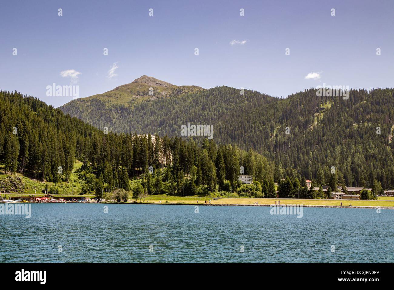 La belle vue panoramique sur le lac de Davos, Davoser See, Suisse, Europe. Fond d'écran HD, 4K fond vert. Banque D'Images