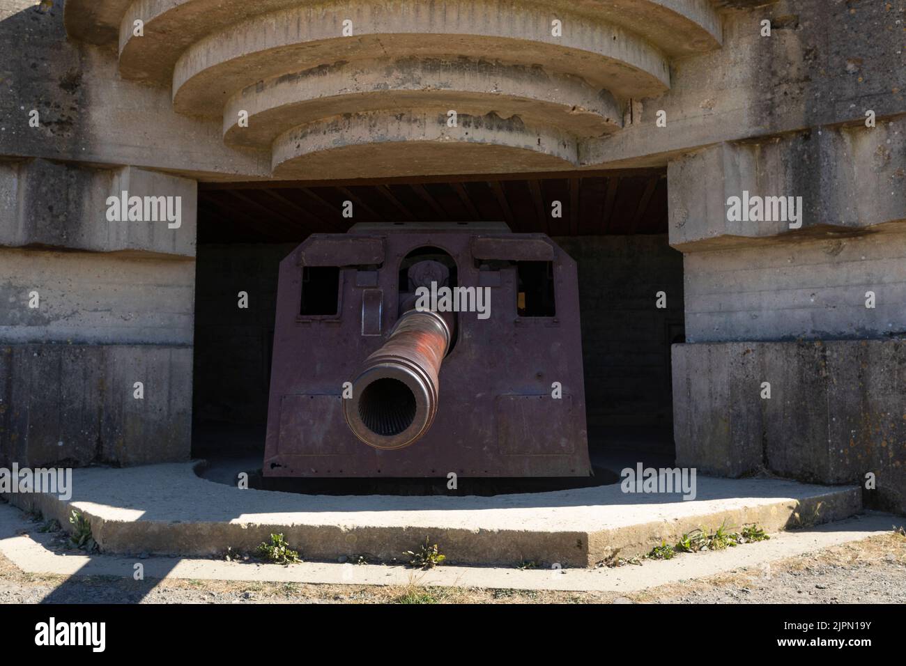 Canon à un bunker au mur de l'Atlantique à Longues-sur-Mer, Normandie, France Banque D'Images