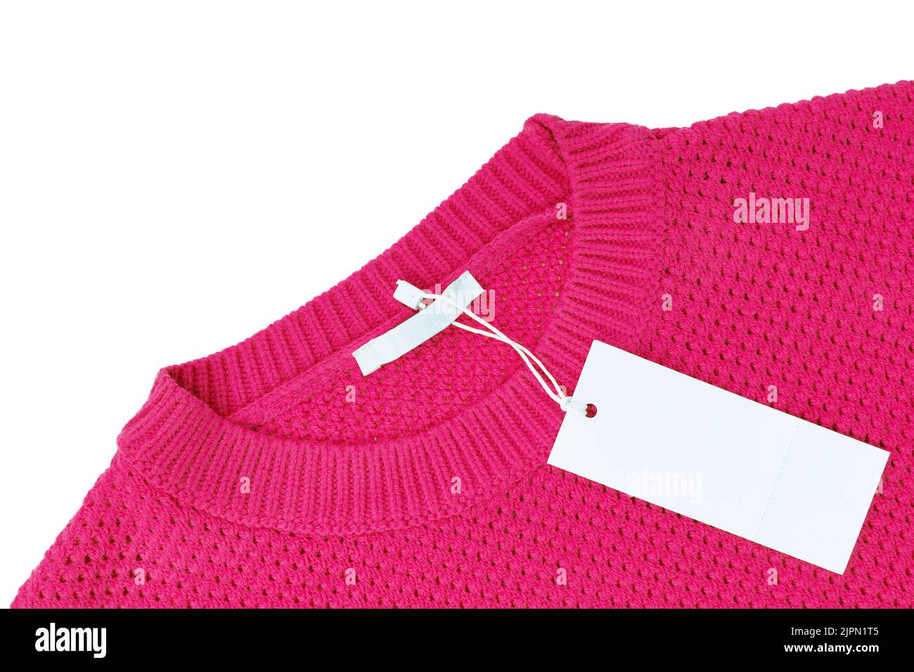 Blanc vierge rectangulaire étiquette de vêtements, modèle de maquette d'étiquette sur pull rose isolé sur fond blanc . Étiquette de prix avec espace de copie pour Banque D'Images