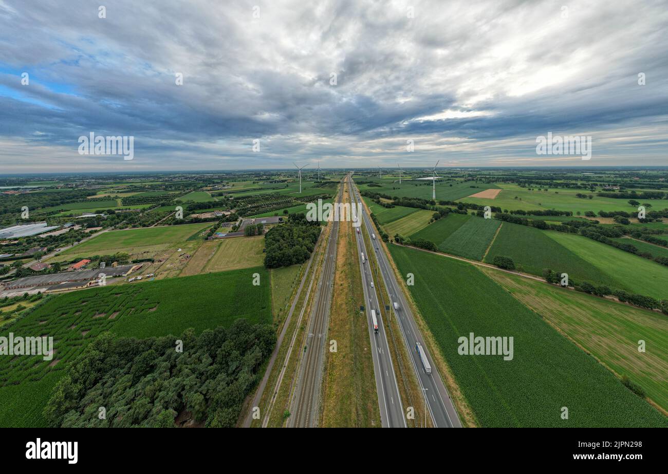 Brecht, Belgique, 6th de juillet 2022, vue panoramique de drone aérien sur le parc éolien ou le parc éolien, avec de grandes éoliennes pour la production d'électricité avec l'autoroute à côté de peu de voitures et de chemin de fer, près de la sortie de Brecht en Belgique, en Europe. Photo de haute qualité Banque D'Images