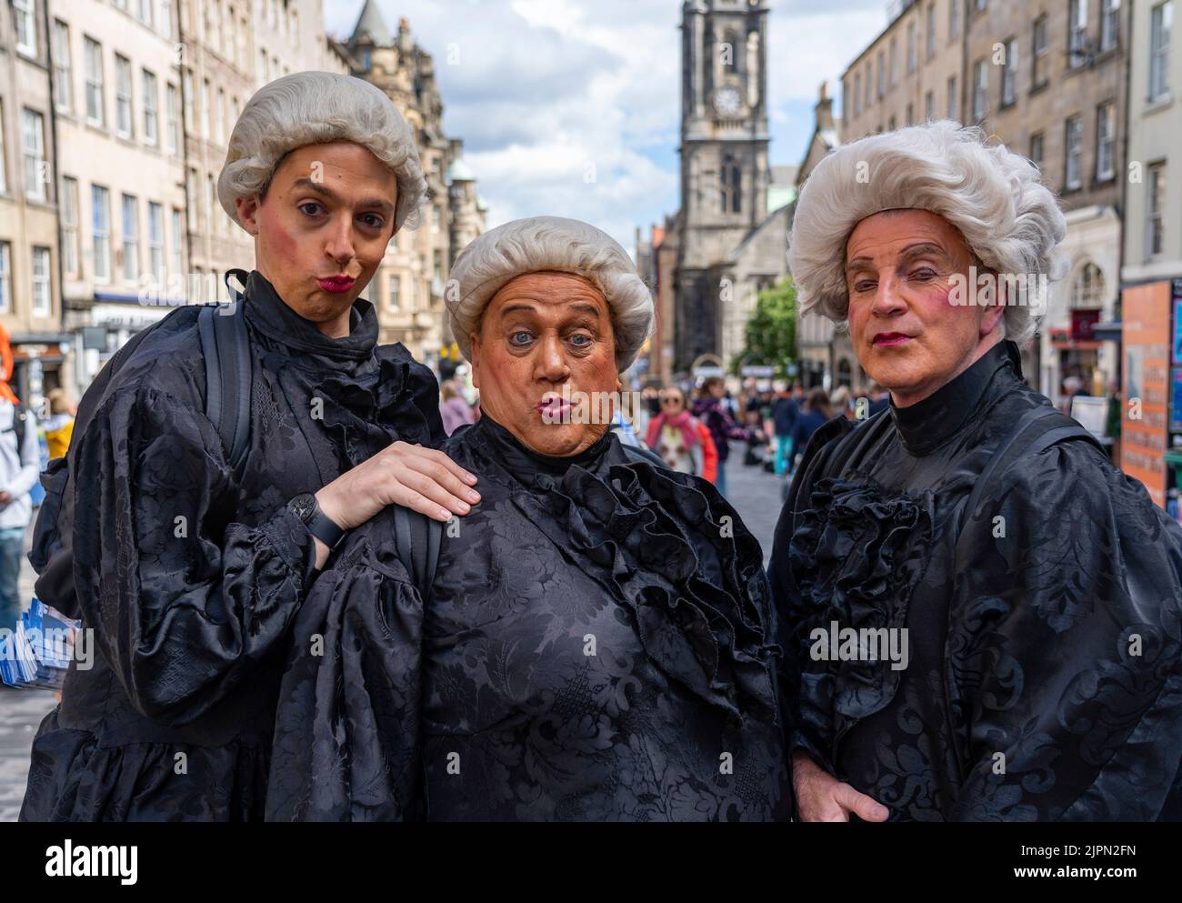 Édimbourg, Écosse, Royaume-Uni. 19th août 2022. Edinburgh Fringe Festival des artistes sur le Royal Mile à Édimbourg aujourd'hui. Les acteurs du groupe trois F**cking Queens & a Duck ere faisant la promotion de leur montrer l'importance d'être sérieux. Iain Masterton/Alay Live News Banque D'Images