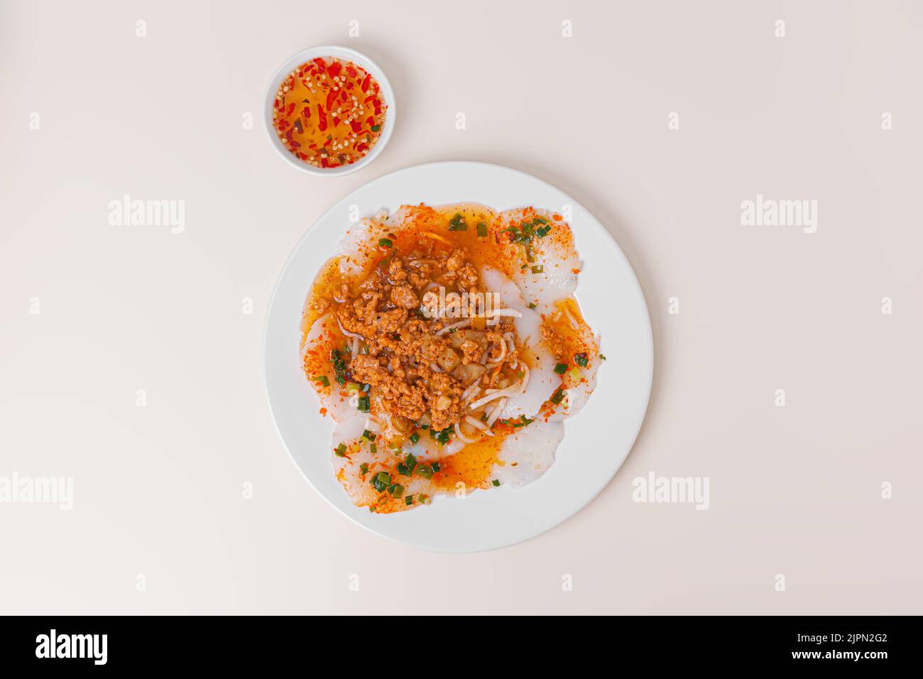 Banh Beo, gâteaux de riz vapeur vietnamiens également connus sous le nom de gâteaux de fougères à l'eau avec crevettes séchées, sauce de poisson aux oignons de printemps, nourriture vietnamienne isolée sur blanc Banque D'Images