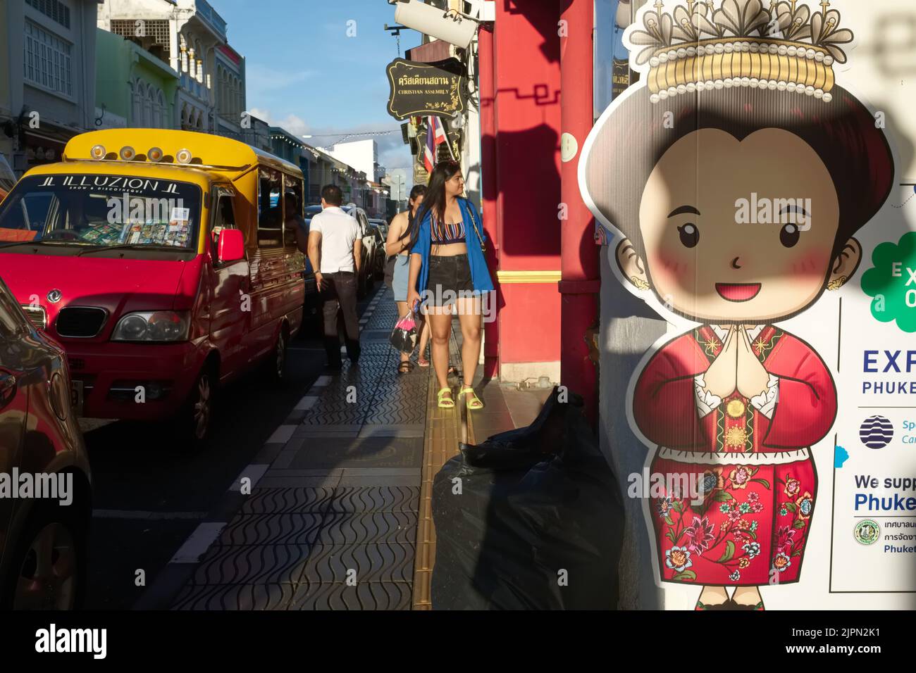 Touristes à visiter sur Thalang Road dans la vieille ville de Phuket ville, en Thaïlande, une rue bordée de restaurants, pubs, cafés et boutiques Banque D'Images