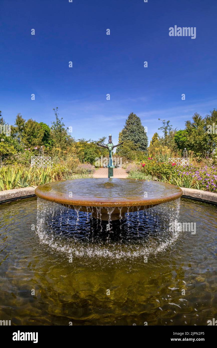 La fontaine du jardin du Cottage et la sculpture de Diva par Mark Swan à RHS Wisley Gardens, Surrey, Angleterre, Royaume-Uni Banque D'Images