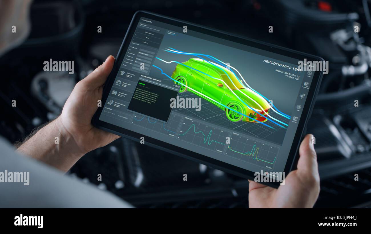 Ingénieur mécanicien tenant une tablette numérique avec logiciel de recherche d'ingénierie sur l'écran, essai aérodynamique des données de paramètres dans le tunnel du vent d'une carrosserie de voiture écologique Banque D'Images