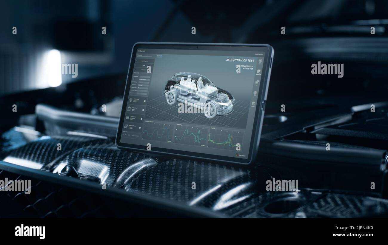 Application d'interface pour la recherche et l'essai des paramètres aérodynamiques de la carrosserie de voiture sur l'écran d'un ordinateur tablette numérique, qui se tient sur le moteur de voiture. Banque D'Images