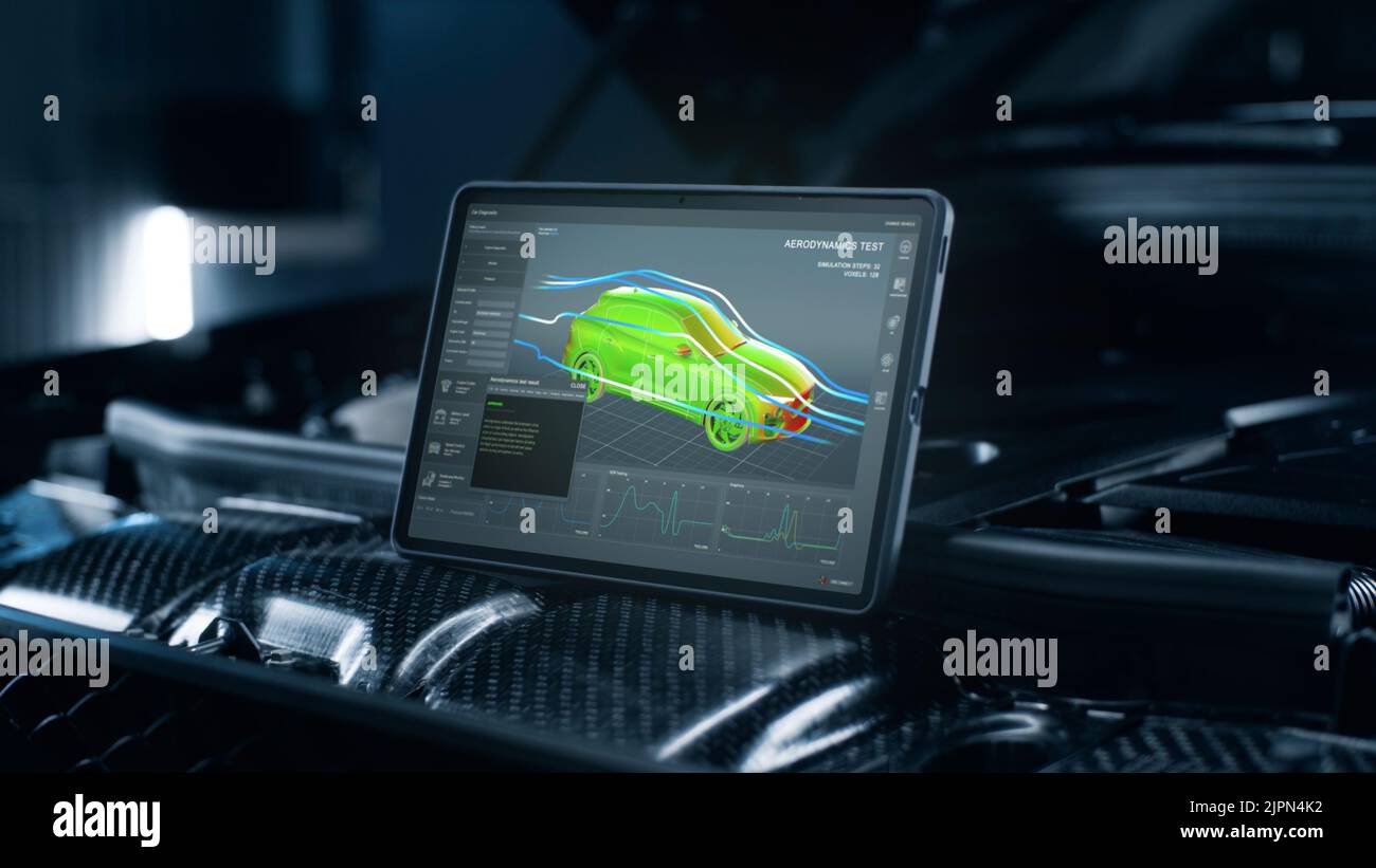 Application d'interface pour la recherche et l'essai des paramètres aérodynamiques de la carrosserie de voiture sur l'écran d'un ordinateur tablette numérique, qui se tient sur le moteur de voiture. Banque D'Images