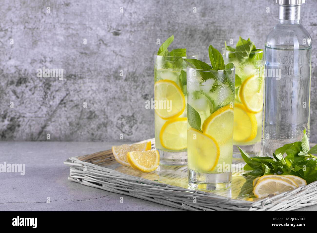 Basilic citron Gin et tonique, cocktail très léger et incroyablement rafraîchissant. Banque D'Images