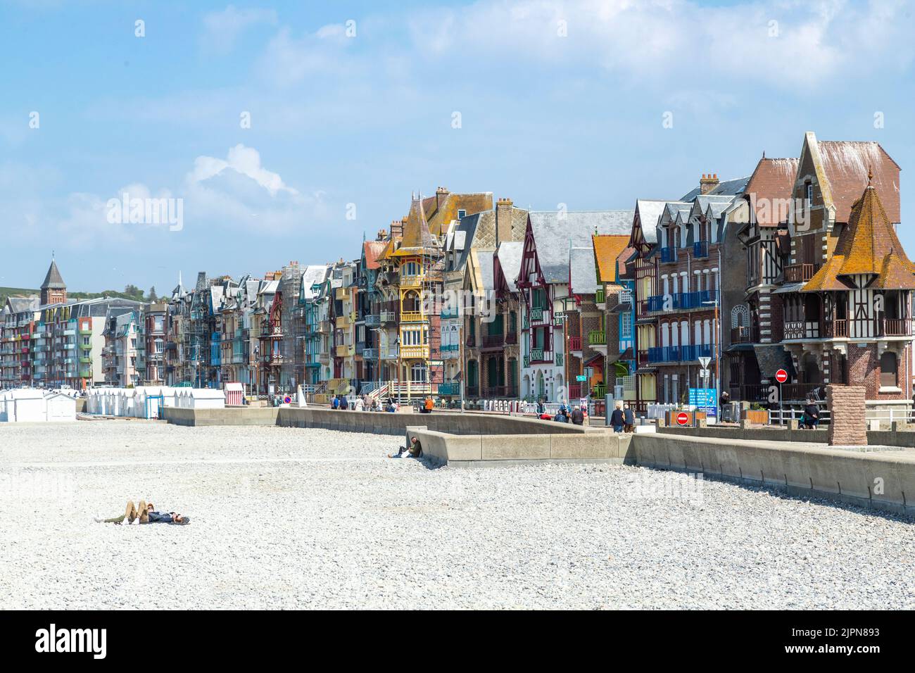 France, somme, Picardie, Mers les bains, front de mer, Plages de galets et villas de bord de mer Belle Epoque du 19th siècle // France, somme (80), Picardie, Banque D'Images