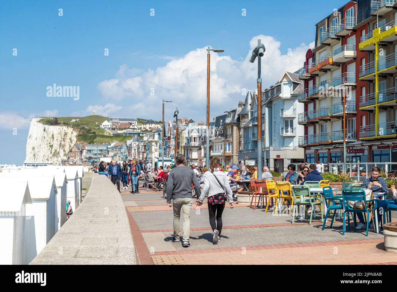 France, somme, Picardie, Mers les bains, front de mer, terrasse de café et villas de bord de mer Belle Epoque du 19th siècle // France, somme (80), Picardie, Banque D'Images