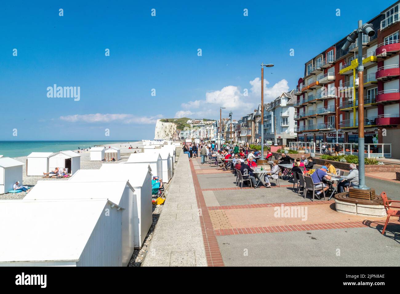 France, somme, Picardie, Mers les bains, front de mer, terrasse de café et villas de bord de mer Belle Epoque du 19th siècle // France, somme (80), Picardie, Banque D'Images