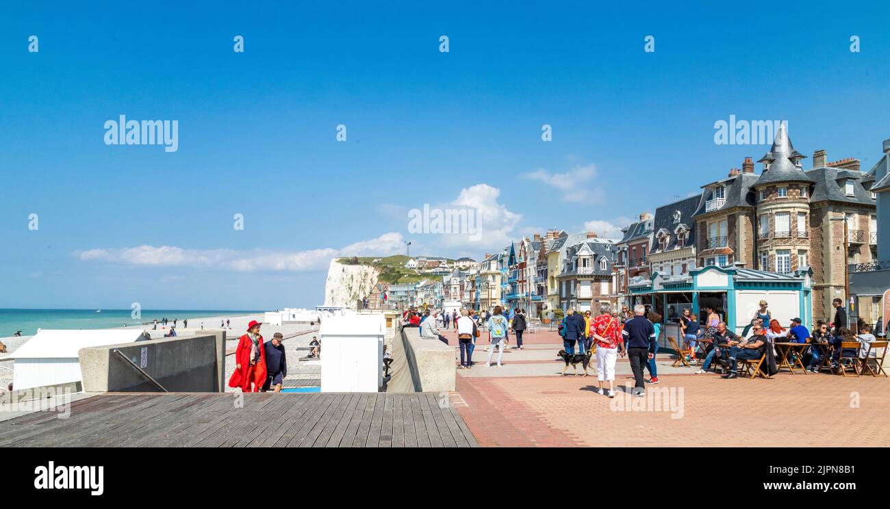 France, somme, Picardie, Mers les bains, front de mer, terrasse de café et villas de bord de mer Belle Epoque du 19th siècle // France, somme (80), Picardie, Banque D'Images