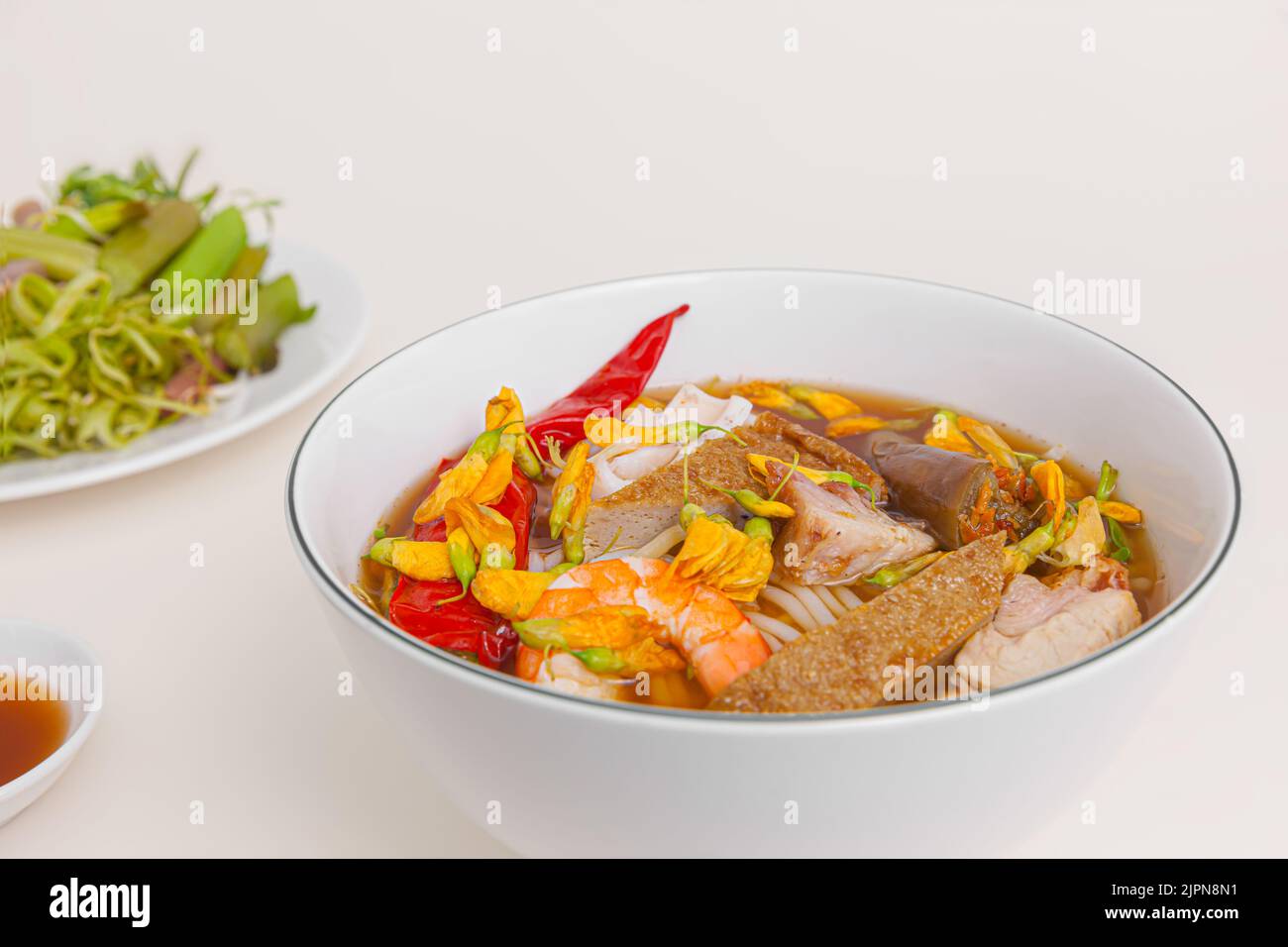 Bun mam, soupe vietnamienne de nouilles de riz avec pâte de poisson de crevettes, nourriture vietnamienne isolée sur fond blanc, gros plan Banque D'Images