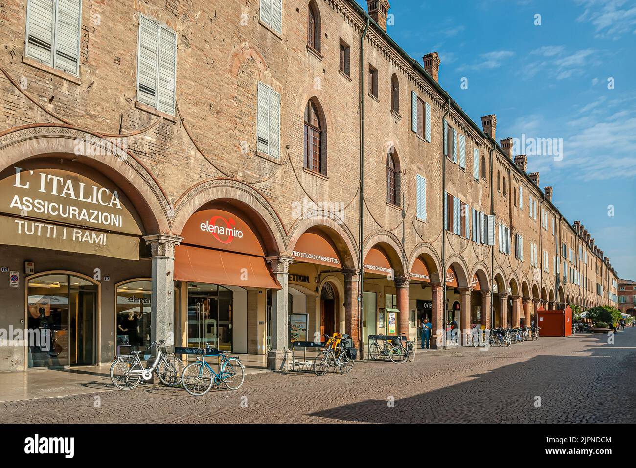 Le Portica Lungo Arcade au centre-ville historique de Carpi, Emilia-Romagna, Italie. Banque D'Images