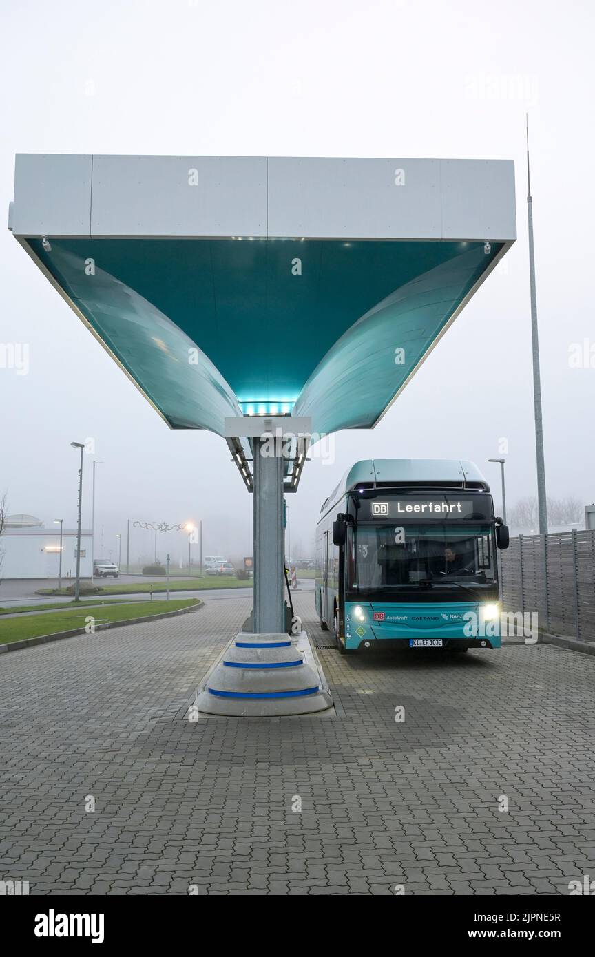 ALLEMAGNE, Niebuell, Caetano bus alimenté par le combustible vert hydrogene H2, e-farm H2 station-service, l'hydrogène est généré par l'énergie éolienne / DEUTSCHLAND, Niebüll, Caetano bus mit Wasserstoff Antrieb, betrieben im öffentlichen Nahverkehr von der DB Tochterfirma Autokraft, der grüne Wasserssergoff, Winderle, Windergung von Wassergung, Windergung von wöffen, Winderen, windergung Fefarm H2 Tankstelle Banque D'Images