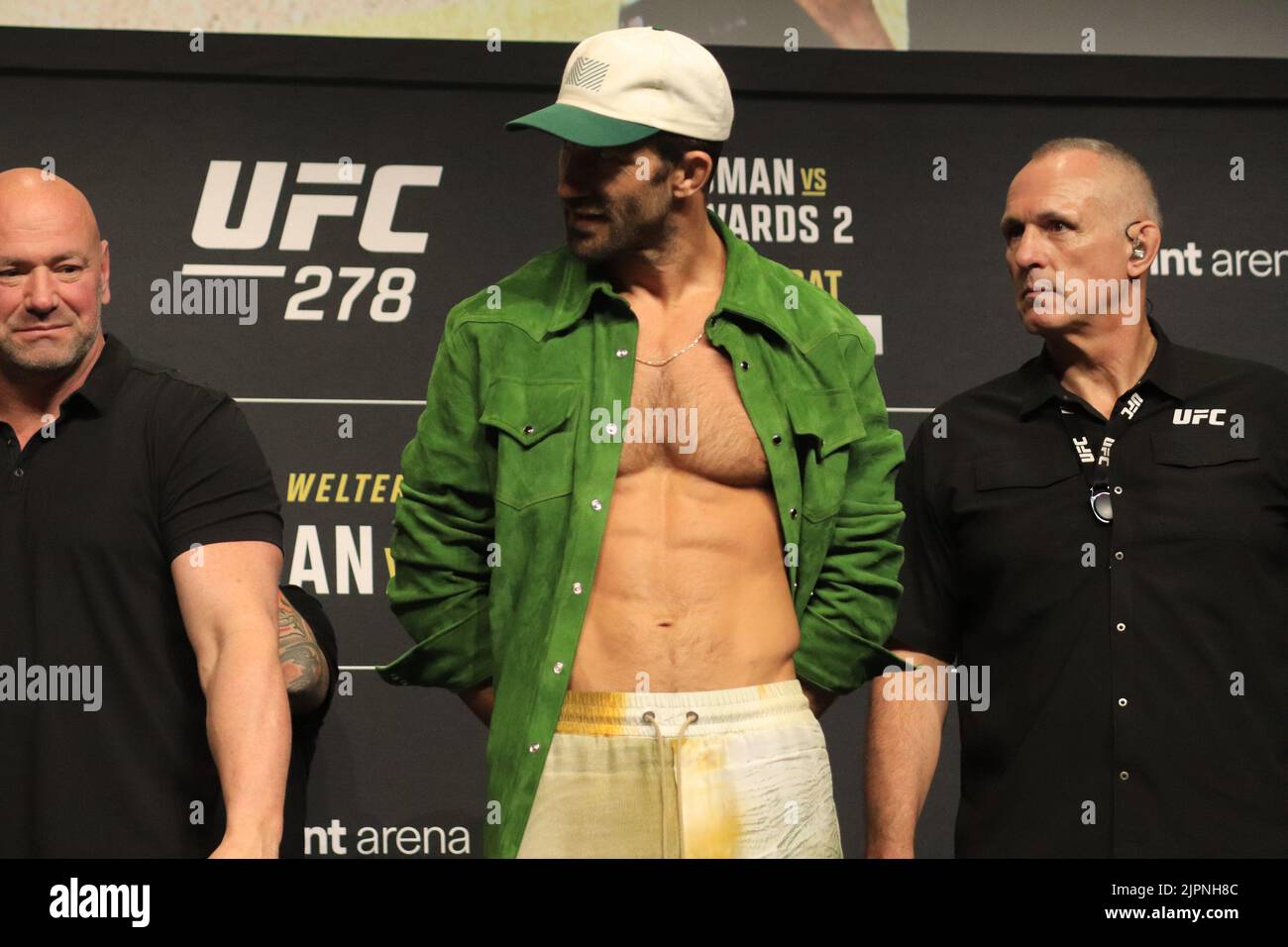 SALT LAKE CITY, UT - 18 AOÛT : Luke Rockhold interagit avec les médias lors de la Journée des médias de la FUC 278 à Vivint Arena sur 18 août 2022, à Salt Lake City, Utah, États-Unis. (Photo de Diego Ribas/PxImages) Credit: PX Images/Alamy Live News Banque D'Images