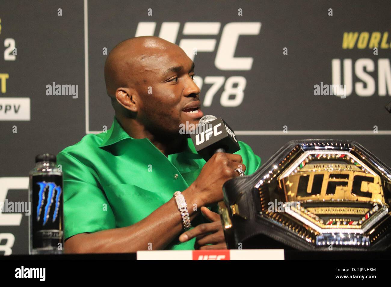 SALT LAKE CITY, UT - 18 AOÛT : Kamaru Usman interagit avec les médias pendant la Journée des médias de la FUC 278 à Vivint Arena on 18 août 2022, à Salt Lake City, Utah, États-Unis. (Photo de Diego Ribas/PxImages) Credit: PX Images/Alamy Live News Banque D'Images