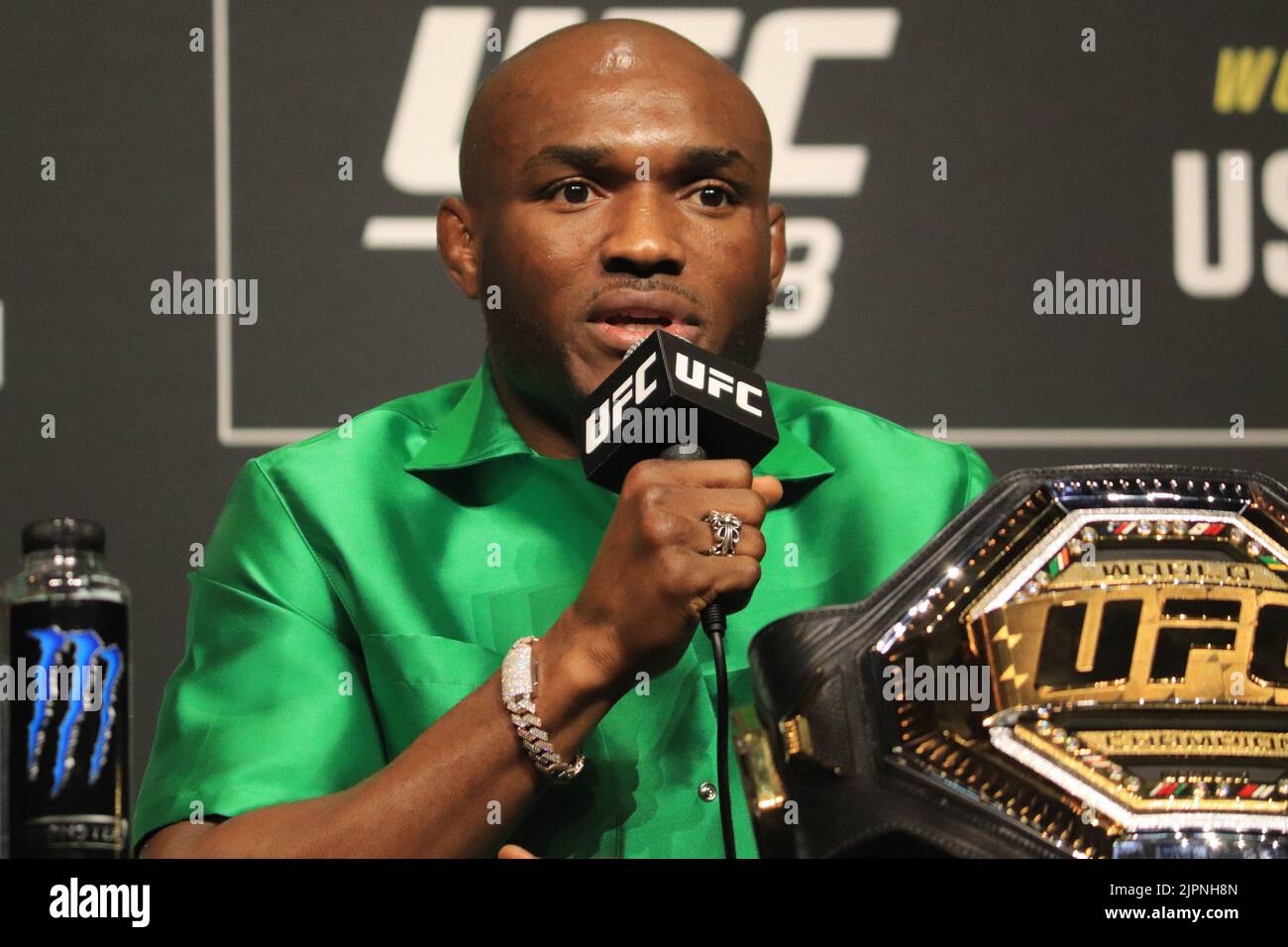 SALT LAKE CITY, UT - 18 AOÛT : Kamaru Usman interagit avec les médias pendant la Journée des médias de la FUC 278 à Vivint Arena on 18 août 2022, à Salt Lake City, Utah, États-Unis. (Photo de Diego Ribas/PxImages) Credit: PX Images/Alamy Live News Banque D'Images