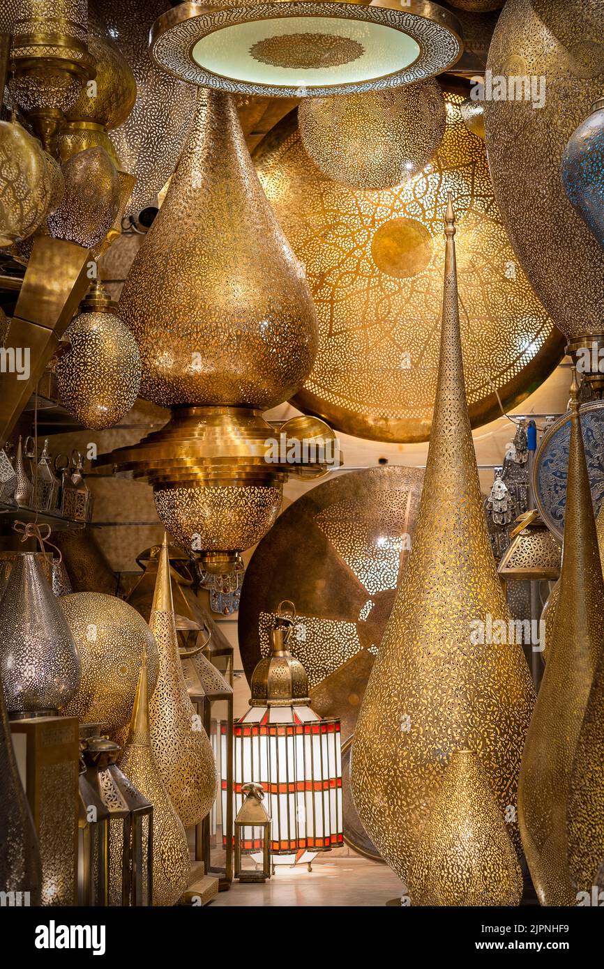 Une photo verticale d'un magasin de lampes à Medina, Marrakech, Maroc Photo  Stock - Alamy