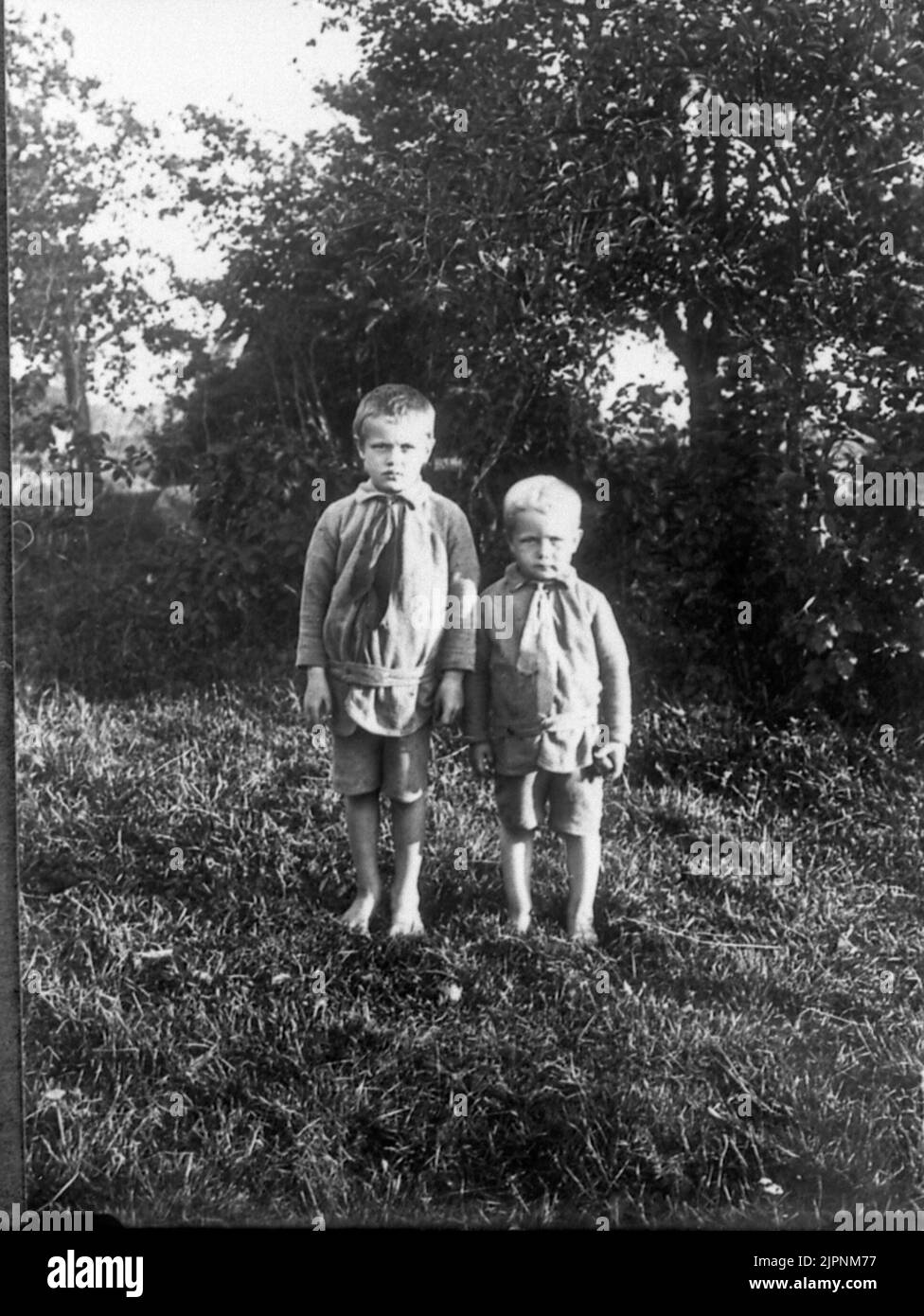 Torpare Carl Levin Öst garçons. Erik est né en 1912 et Ivar est né en 1915. Torpare Carl Levin Östs pojkar. Erik född 1912 och Ivar född 1915. Banque D'Images