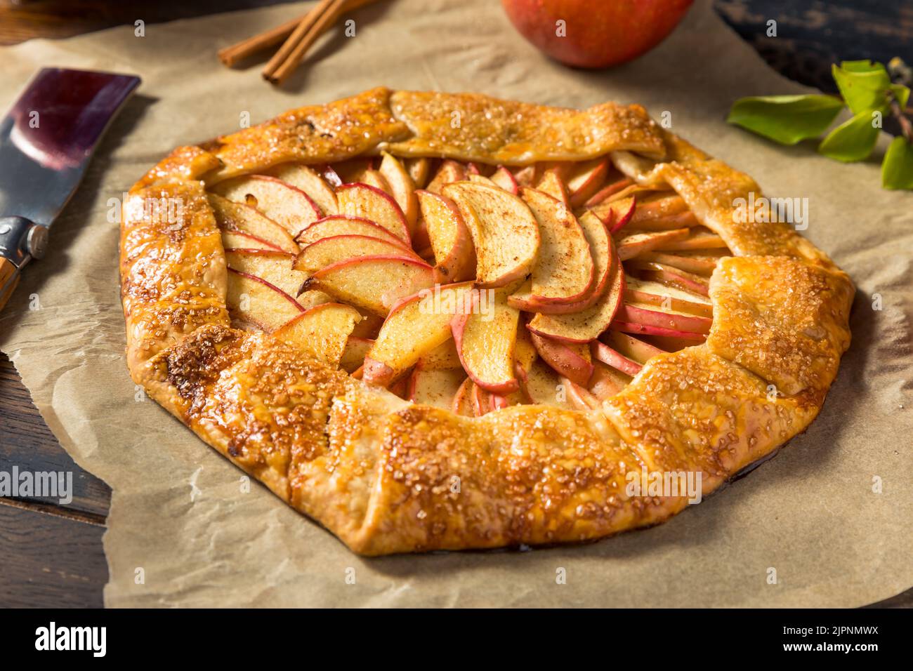 Pâtisserie de galette aux pommes d'automne biologique maison à la cannelle Banque D'Images