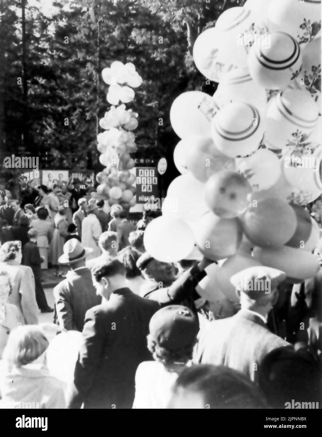 Le ballon arrive sur St. Olofsgatan '. De l'exposition' Falköping dans la photo '1952. 'Ballongkommers på S:t Olofsgatan'. Fån utställningen 'Falköping i bild' 1952. Banque D'Images