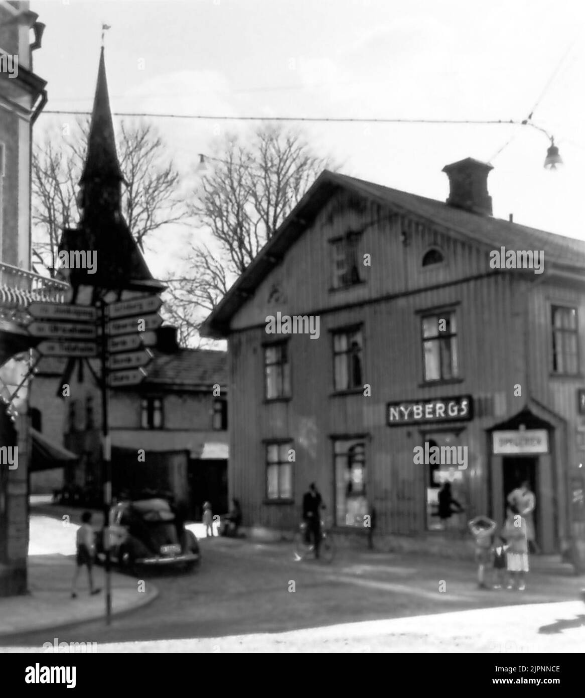 À Nybergs - jour de fermeture '(Storgatan - St. Olofsgatan). De l'exposition' Falköping dans la photo '1952. 'Vid Nybergs - stängningsdags' (Storgatan - S:t Olofsgatan). Fån utställningen 'Falköping i bild' 1952. Banque D'Images