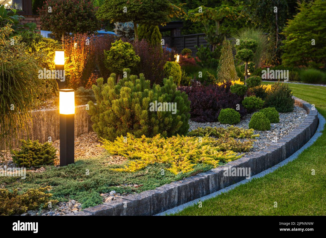 Illuminé par des lumières LED modernes jardin résidentiel. Technologies d'éclairage paysager. Banque D'Images