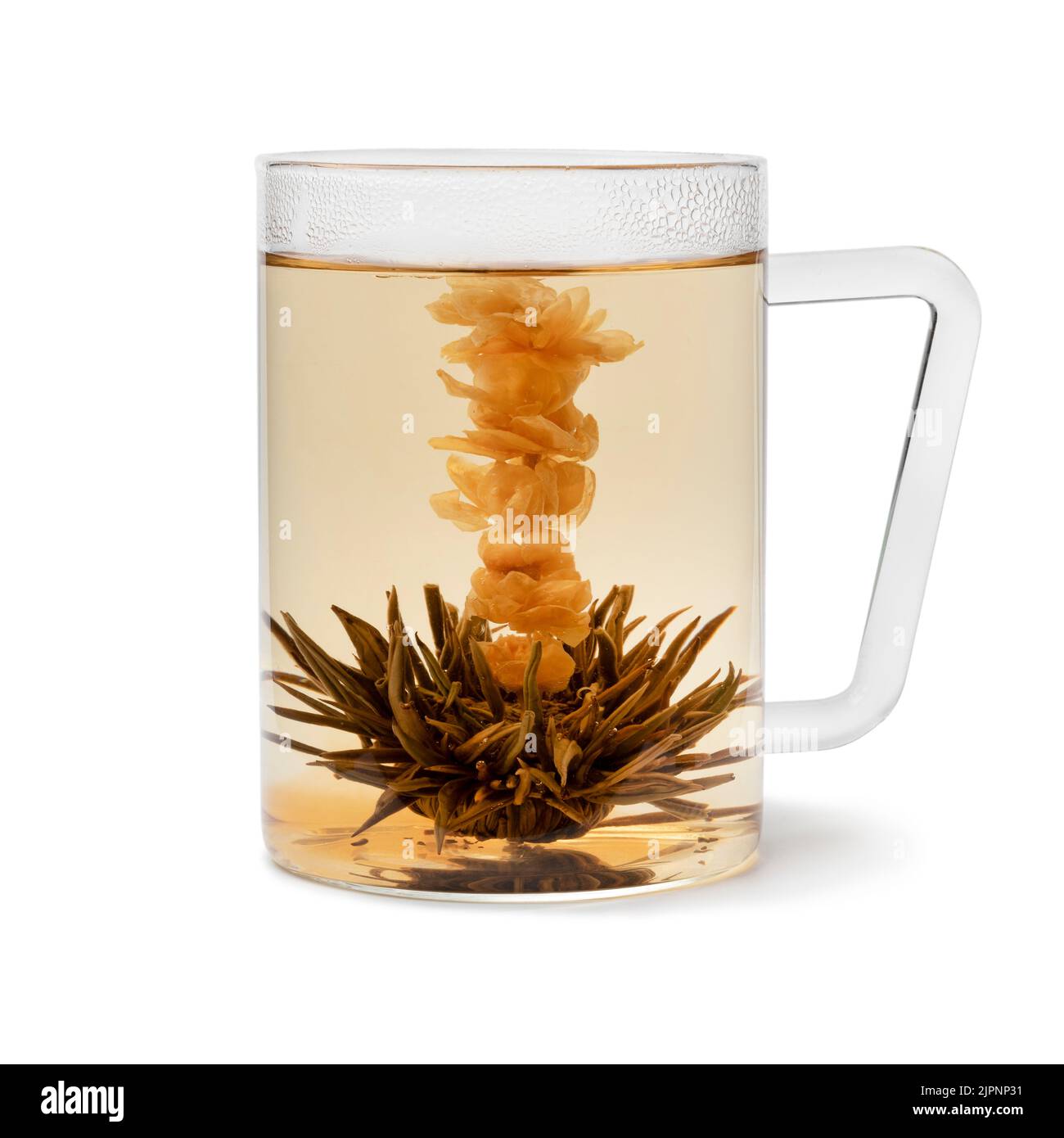 Tasse en verre avec une fleur de thé Jasmine artisanale traditionnelle séchée à l'asiatique et un thé isolé sur fond blanc Banque D'Images