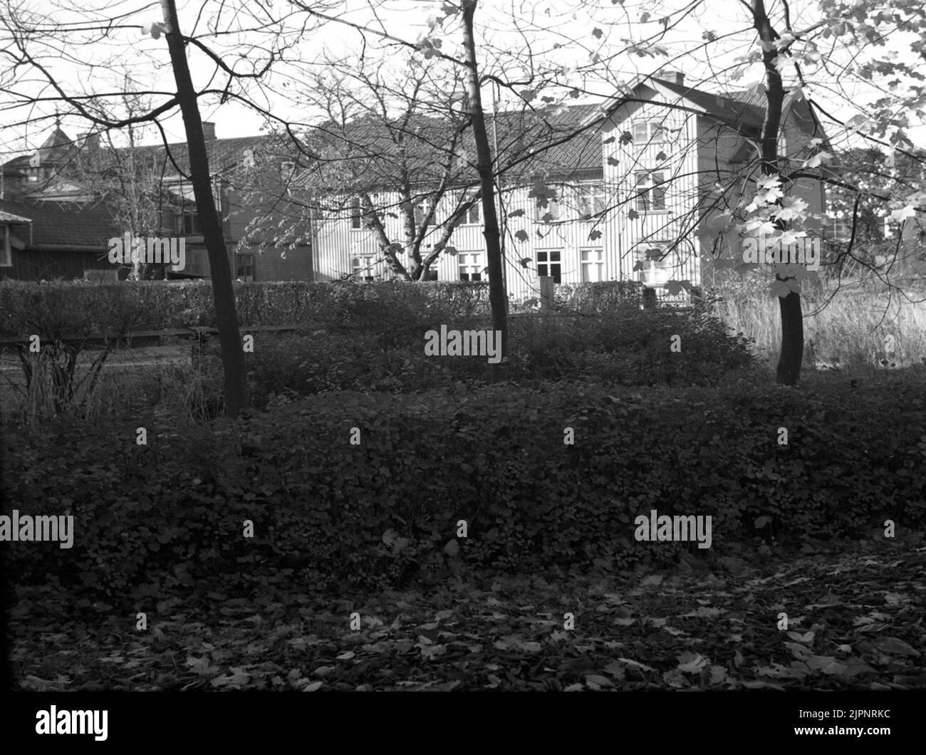 Ancien télégraphe, a été démoli 1966-1967. Le dos fr. Sud. Le télégraphe avait depuis longtemps ses locaux à Träkåken, en face de la gare centrale de Järnvägsgatan 20. L'usine de télégraphe et Posten avaient alterné le premier et le deuxième étage. Grâce à la propriété, l'usine de télégraphe a acquis la parcelle 13 à kV St. Staffan à Bryngelsgatan, et la nouvelle construction a été achevée à 16 juillet 1960 lorsque Järnvägsgatan 20 a cessé d'être une station de télégraphe. Le bureau de poste de Falköping avait déménagé plus tôt, soit 1929, puis dans un bâtiment en relation avec le grand hôtel de KV Midgård à Bryngelsgatan. Gamla télégra Banque D'Images