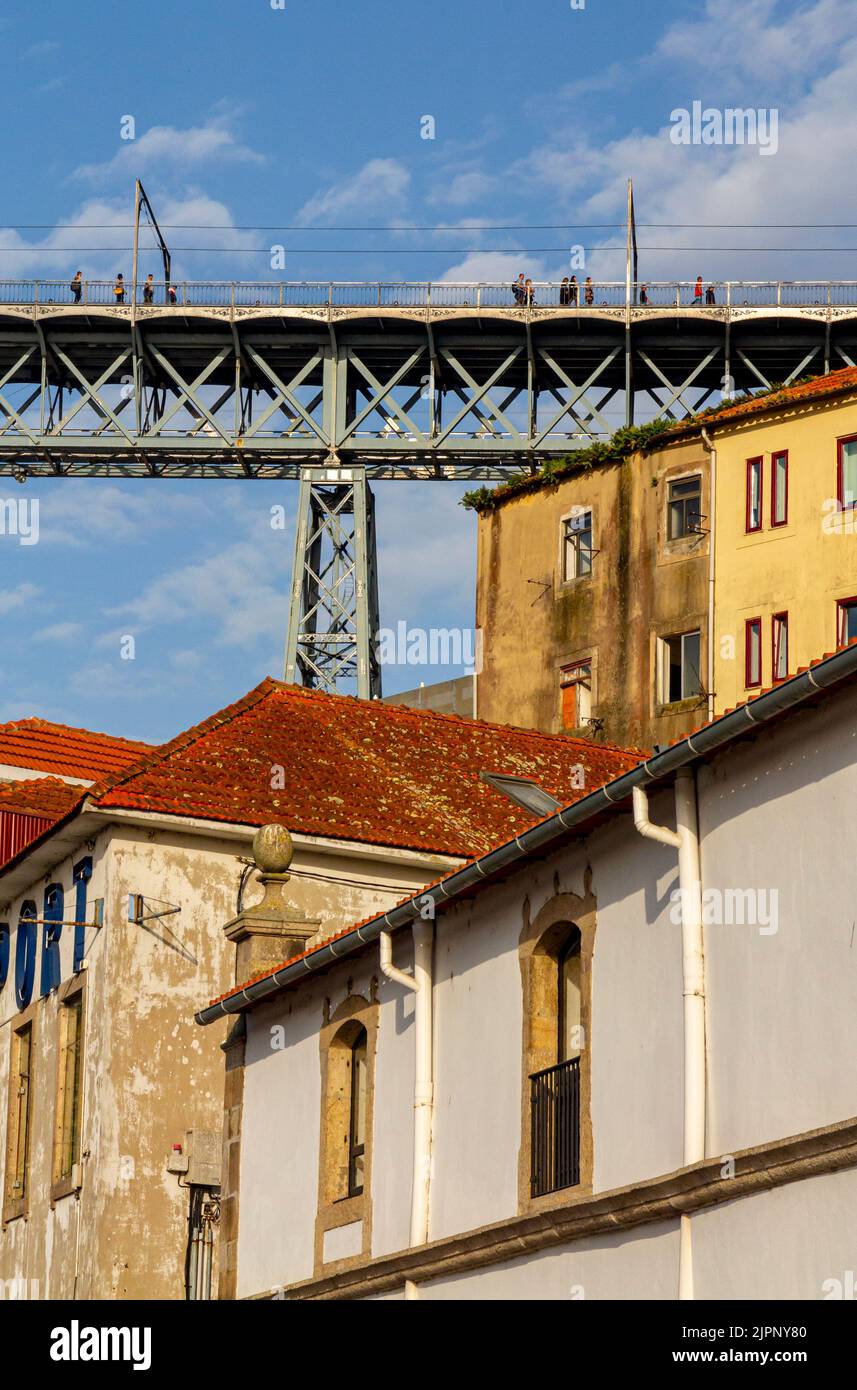 Pont Luiz 1 pont sur le fleuve Douro à Porto Portugal conçu par Theophile Seyrig partenaire de Gustave Eiffel et utilisé par les tramways et les piétons. Banque D'Images