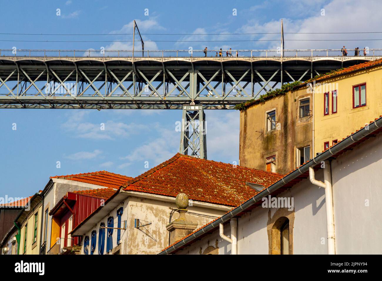 Pont Luiz 1 pont sur le fleuve Douro à Porto Portugal conçu par Theophile Seyrig partenaire de Gustave Eiffel et utilisé par les tramways et les piétons. Banque D'Images