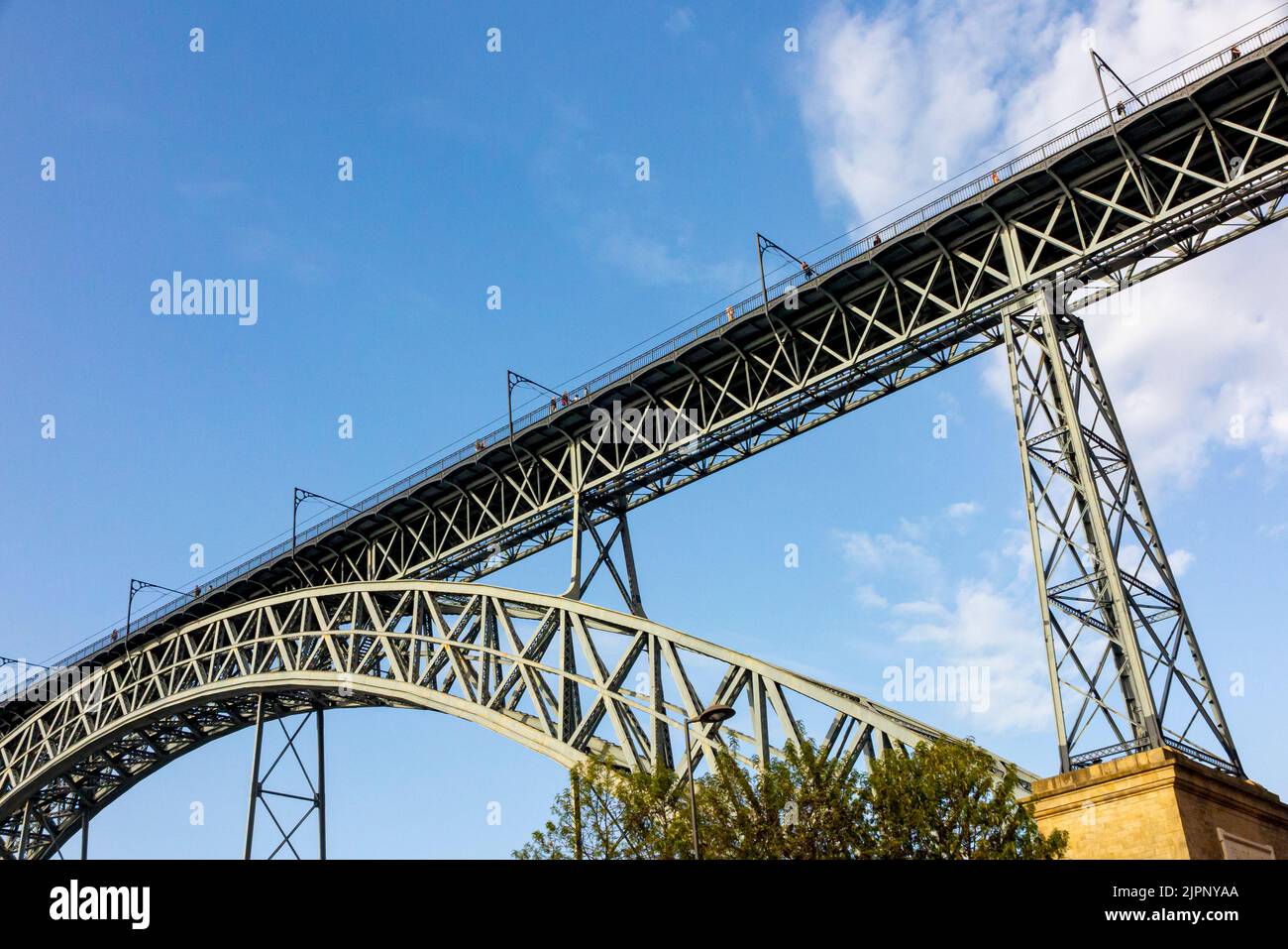 Pont Luiz 1 pont sur le fleuve Douro à Porto Portugal conçu par Theophile Seyrig partenaire de Gustave Eiffel et utilisé par les tramways et les piétons. Banque D'Images