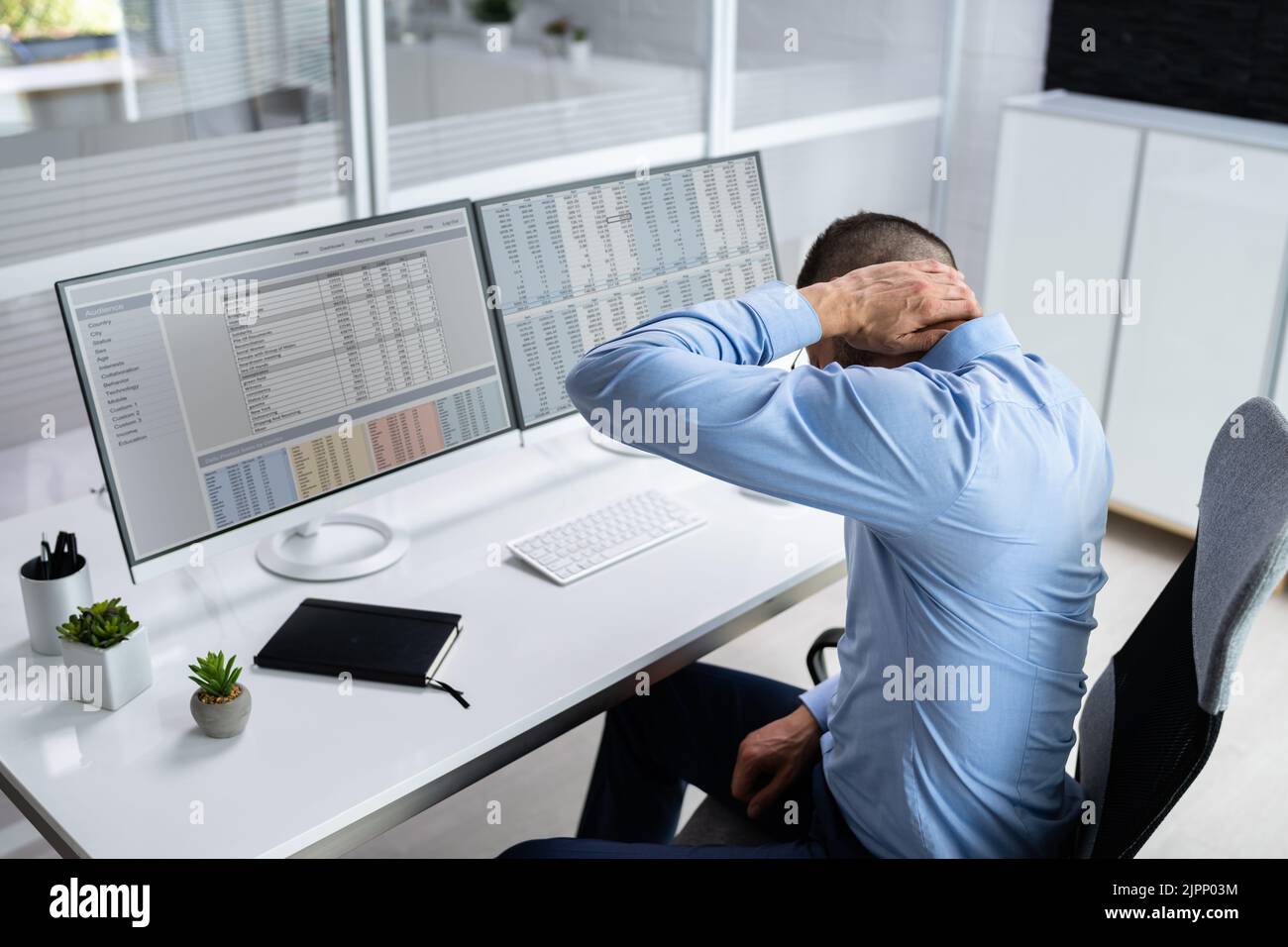 Douleur au cou mauvaise posture stress à l'ordinateur dans le bureau Banque D'Images