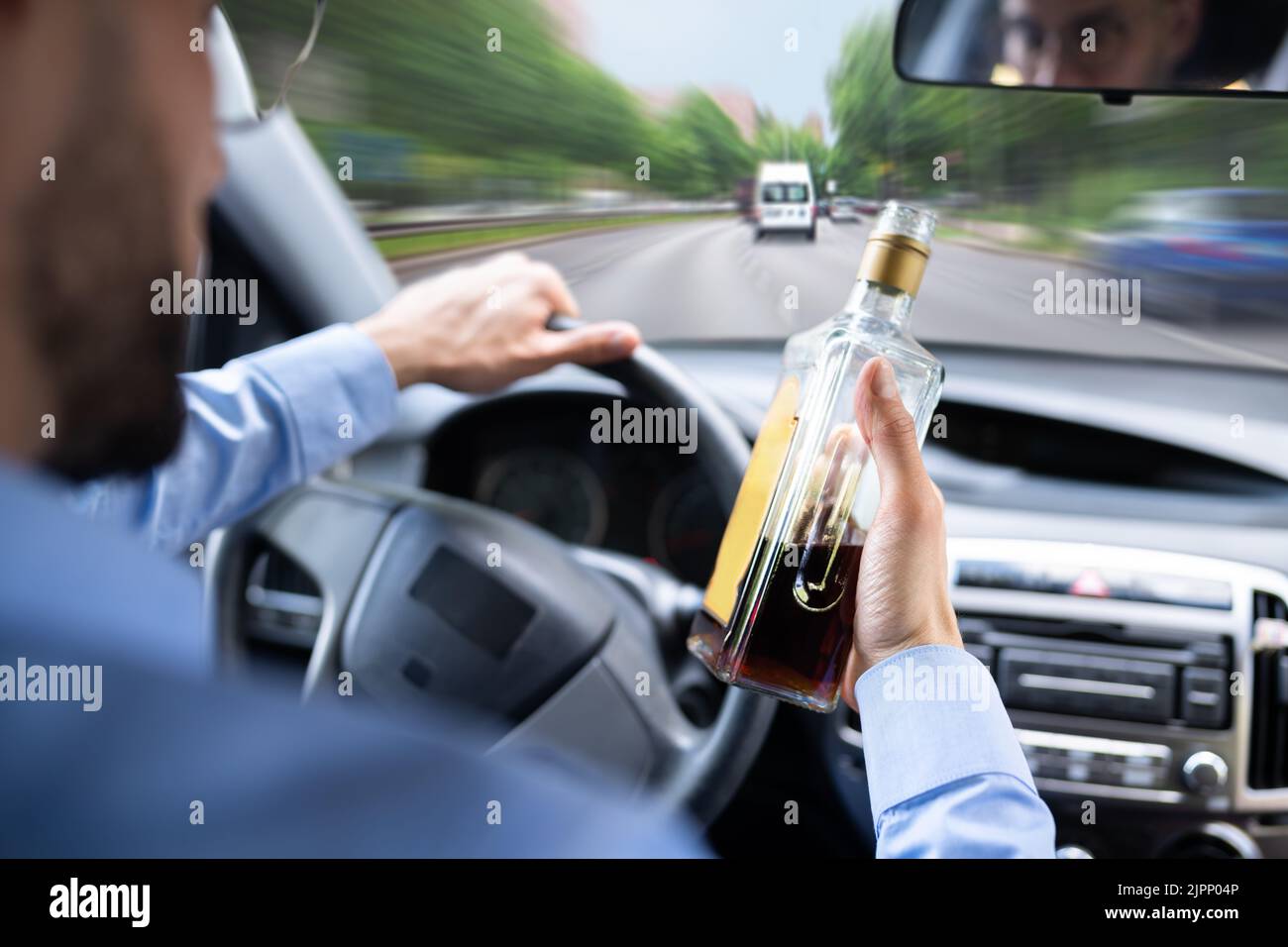 Accident de voiture en état d'ivresse. Homme main avec de l'alcool Banque D'Images
