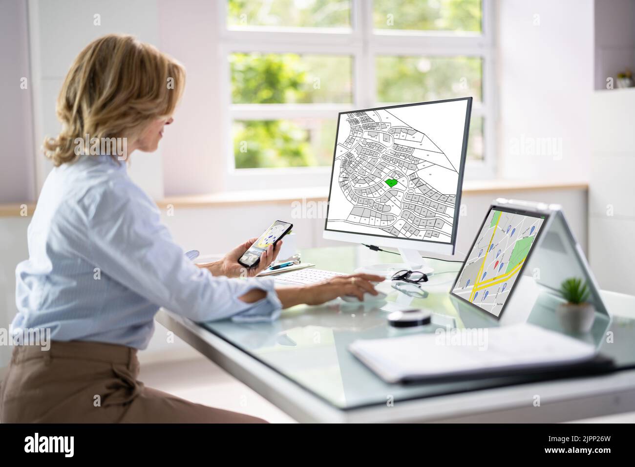 Business Person analyse de la carte du cadastre sur ordinateur dans le bureau Banque D'Images