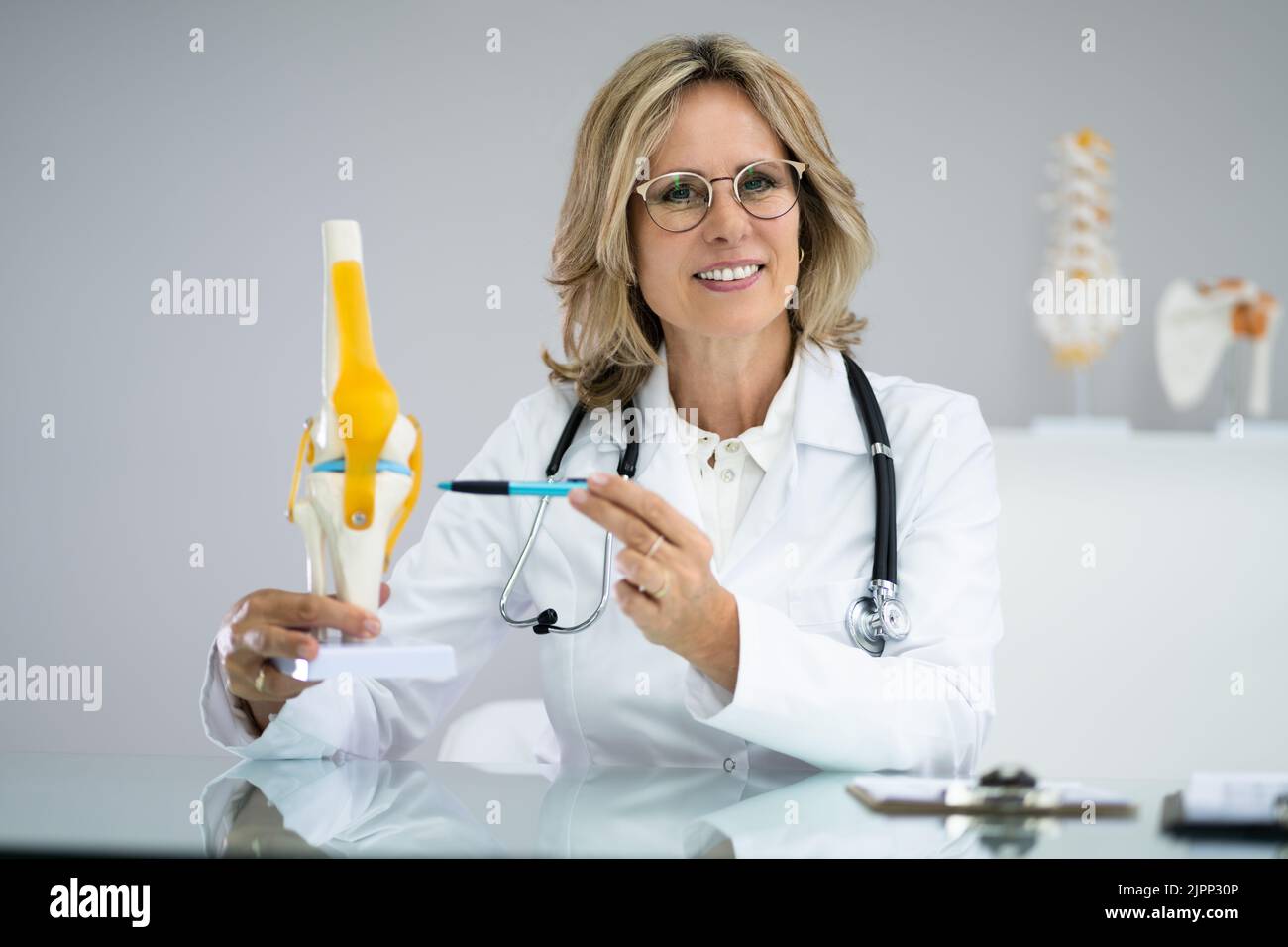 Conférence en ligne du médecin. Analyse orthopédique de l'articulation du genou Banque D'Images