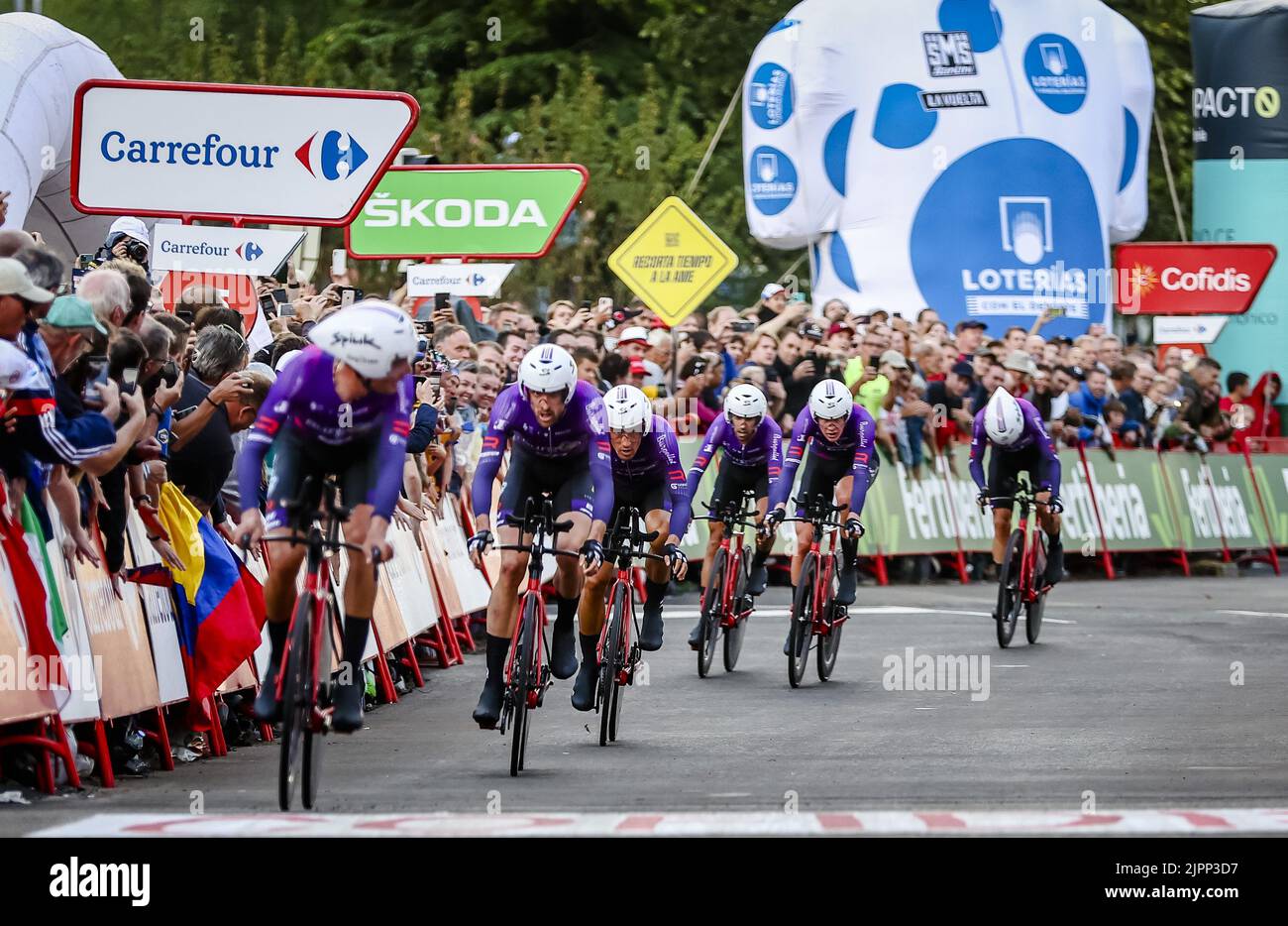 Munich, Allemagne. 19th août 2022. UTRECHT - l'équipe Burgos-BH franchit la ligne d'arrivée lors de l'épreuve de temps d'équipe le premier jour de la Vuelta a Espana (Vuelta a Espana). Après un départ sur la Jaarbeursplein, les équipes ont traversé les rues de la ville de Dom. ANP VINCENT JANNINK crédit: ANP/Alay Live News Banque D'Images