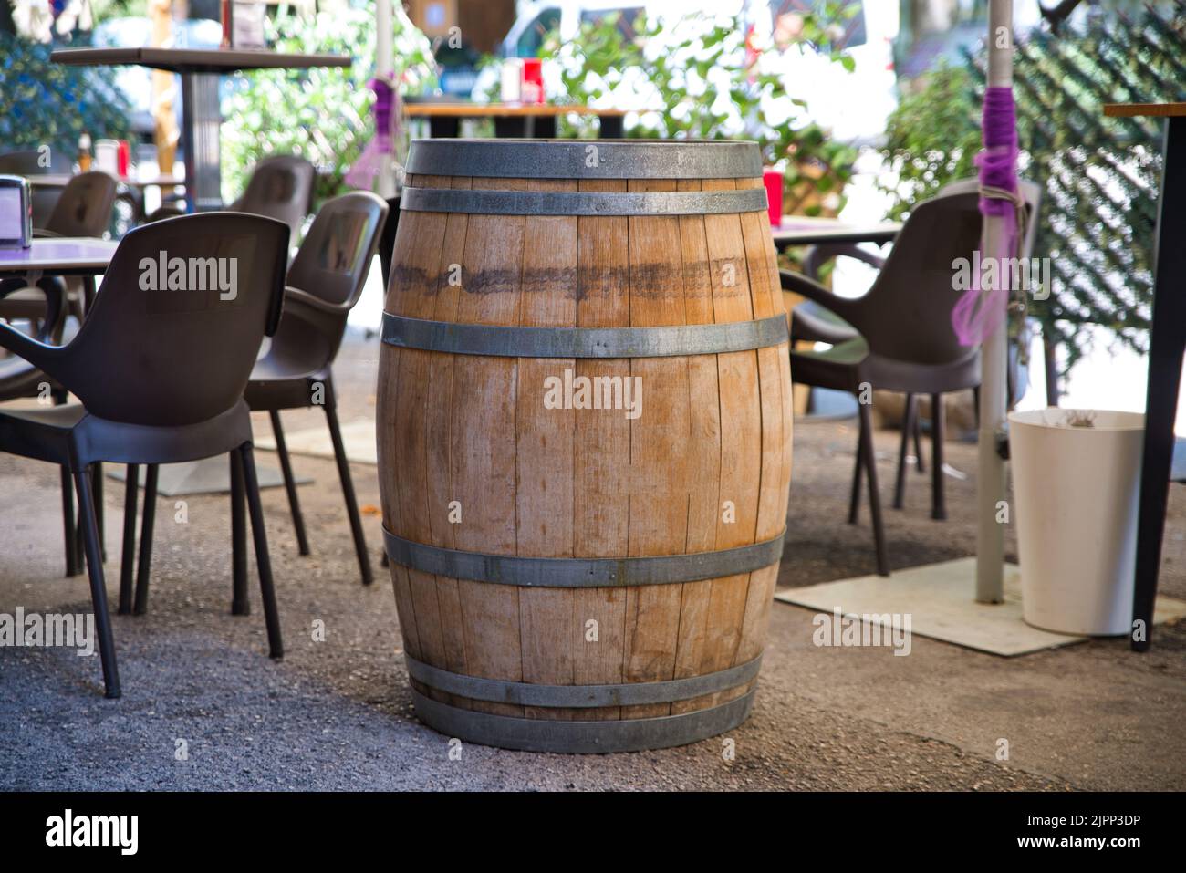 Profitez de l'été dehors, décoration extérieure espagnole. Fût typiquement espagnol. Restaurant typique du village. Banque D'Images