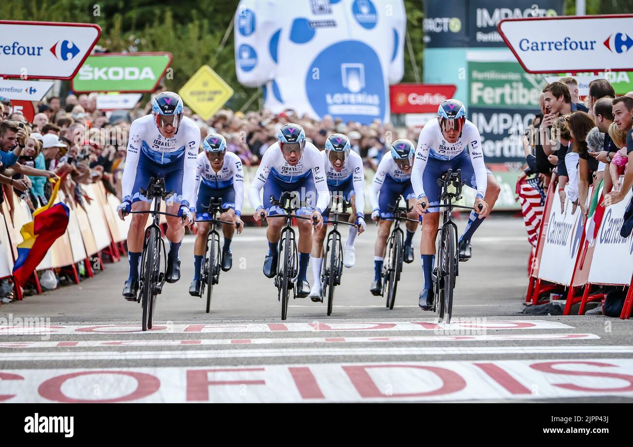 2022-08-19 19:02:46 UTRECHT - l'équipe Isra'l-Premier Tech traverse la ligne d'arrivée au cours de l'épreuve de temps d'équipe le premier jour de la Vuelta a Espana (Vuelta a Espana). Après un départ sur la Jaarbeursplein, les équipes ont traversé les rues de la ville de Dom. ANP VINCENT JANNINK pays-bas sortie - belgique sortie Banque D'Images