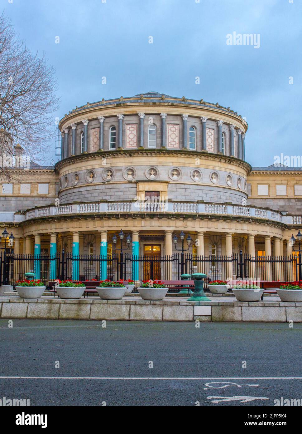 Bibliothèque nationale d'Irlande au crépuscule, Dublin. Vue depuis le Musée national d'archéologie Banque D'Images Bibliothèque nationale d'Irlande au crépuscule, Dublin. Vue depuis le Musée national d'archéologie Banque D'Images