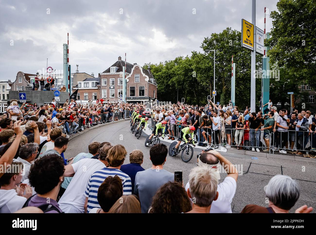 2022-08-19 18:49:15 UTRECHT - équipe Arkea-Samsic pendant le procès de temps d'équipe le premier jour de la Vuelta a Espana (Vuelta a Espana). Après un départ sur la Jaarbeursplein, les équipes ont traversé les rues de la ville de Dom. ANP SEM VAN DER WAL pays-bas sortie - belgique sortie Banque D'Images