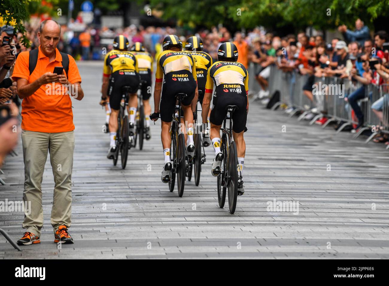 Les pilotes de l'équipe Jumbo-Visma font une reconnaissance de la piste avant la première étape de l'édition 2022 de la 'Vuelta a Espana', course cycliste Tour of Spain, un essai de 23,2km heures d'équipe à Utrecht, aux pays-Bas, le vendredi 19 août 2022. BELGA PHOTO LUC CLAESSEN Banque D'Images