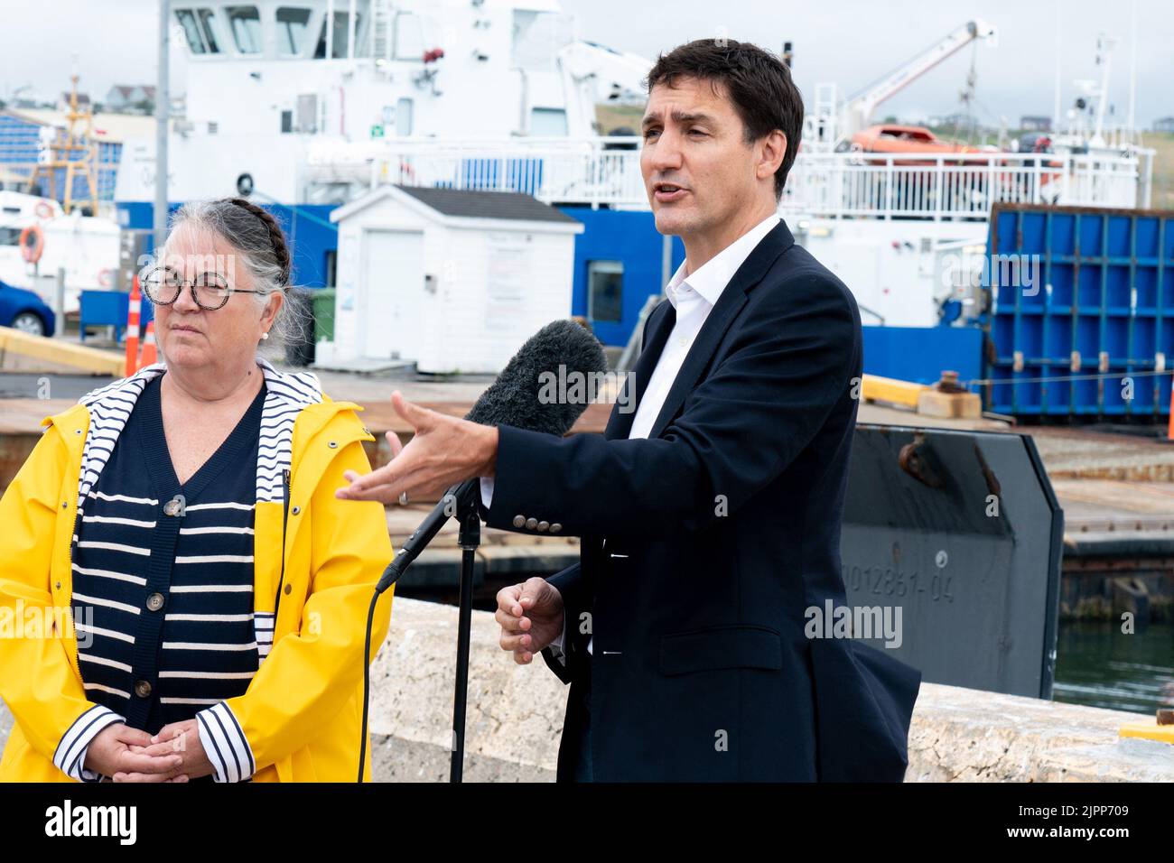 Le premier ministre Justin Trudeau est accompagné de la ministre du revenu national Diane Lebouthillier, qui s'exprime aux Îles-de-la-Madeleine, au Québec, le vendredi 19 août 2022. LA PRESSE CANADIENNE/Nigel Quinn Banque D'Images