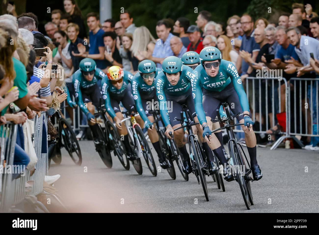 2022-08-19 19:25:10 UTRECHT - équipe Equipo Kern Pharma pendant le procès de temps d'équipe le premier jour de la Vuelta a Espana (Vuelta a Espana). Après un départ sur la Jaarbeursplein, les équipes ont traversé les rues de la ville de Dom. ANP SEM VAN DER WAL pays-bas sortie - belgique sortie Banque D'Images