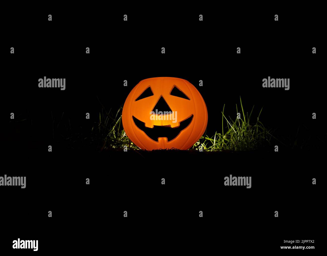 citrouille d'halloween illuminée dans la nuit Banque D'Images