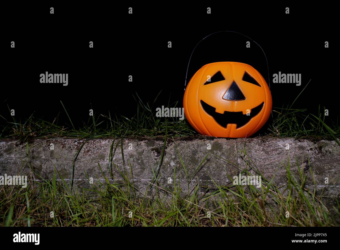 citrouille d'halloween illuminée dans la nuit Banque D'Images