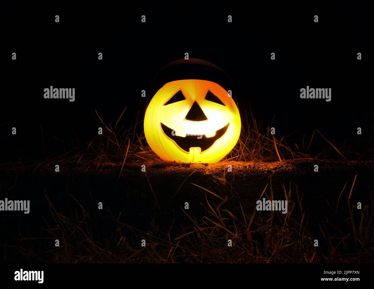 citrouille d'halloween illuminée dans la nuit Banque D'Images