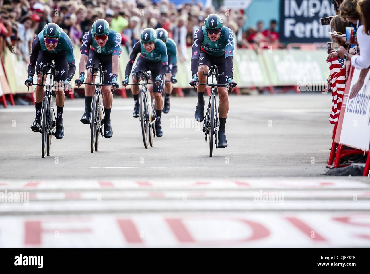 2022-08-19 19:54:50 UTRECHT - l'équipe BORA-hansgrohe traverse la ligne d'arrivée pendant l'épreuve de temps d'équipe le premier jour de la Vuelta a Espana (Vuelta a Espana). Après un départ sur la Jaarbeursplein, les équipes ont traversé les rues de la ville de Dom. ANP VINCENT JANNINK pays-bas sortie - belgique sortie Banque D'Images