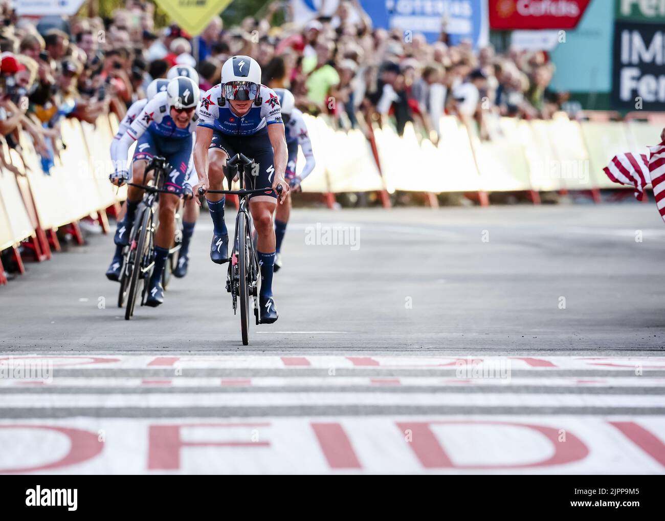 2022-08-19 20:14:23 UTRECHT - Team Quick-Step-Alpha Vinyl traverse la ligne d'arrivée pendant l'épreuve de temps d'équipe le premier jour de la Vuelta a Espana (Vuelta a Espana). Après un départ sur la Jaarbeursplein, les équipes ont traversé les rues de la ville de Dom. ANP VINCENT JANNINK pays-bas sortie - belgique sortie Banque D'Images